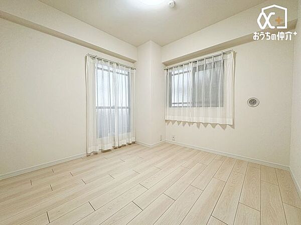 ぐっすりと眠れる寝室。朝は柔らかな光に包まれて、心地よい一日の始まりを迎えられる安らぎ空間。