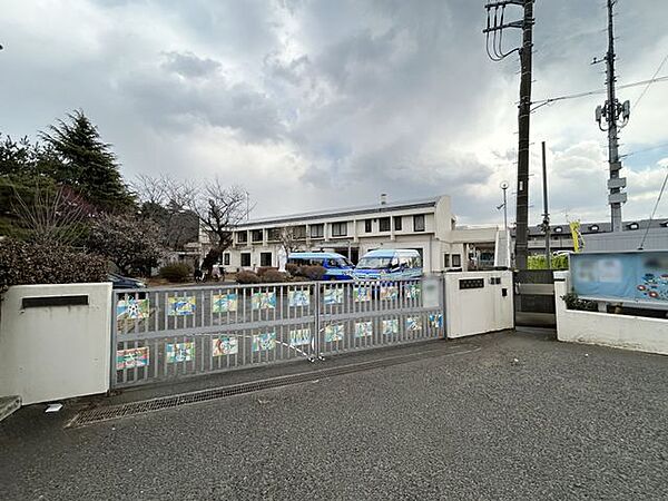 暁星幼稚園 徒歩12分。お友達との遊びの中でいろいろな体験を共有し、たくましく成長していきます。カトリック幼稚園でもあるので、日々のお祈りで神様を身近にも感じます。 900m