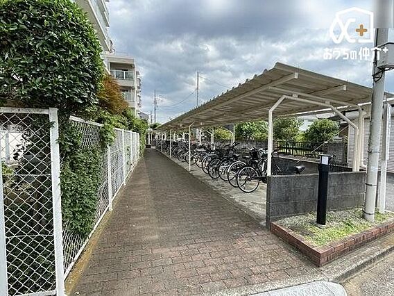 屋根付き駐輪場...