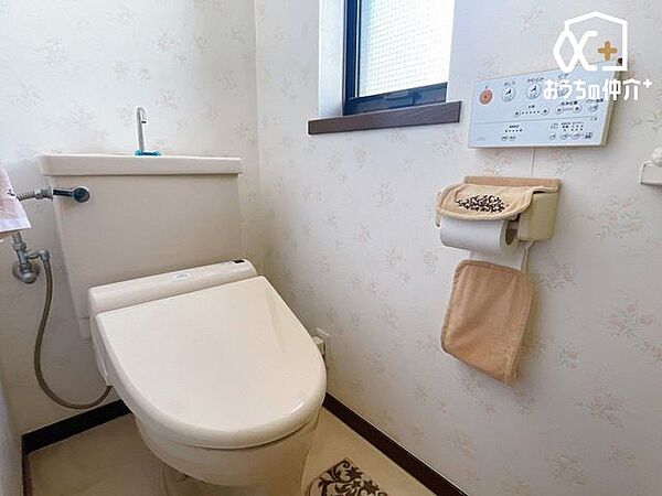 【トイレ】小窓のある2階温水洗浄便座トイレには収納もございます。