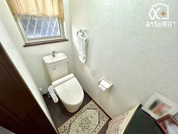 窓のある1階の温水洗浄便座付トイレです