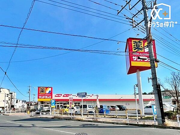 サンドラッグ新座石神店 徒歩5分。営業時間：午前9時00分～午後10時00分駐車場：有第一類医薬品・化粧品店・バラエティストアとして、国民の『健康で豊かな暮らし』の実現を目指し、“毎日が明るく楽しい…