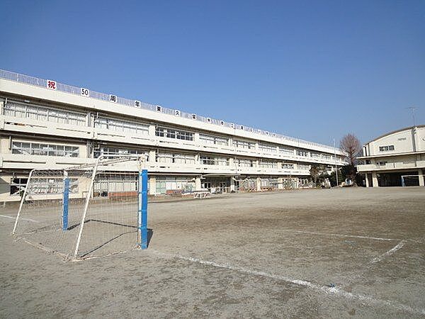 東久留米市立第五小学校 徒歩7分。児童数：796人(2023年現在) イオンモール付近に位置する小学校です。 560m