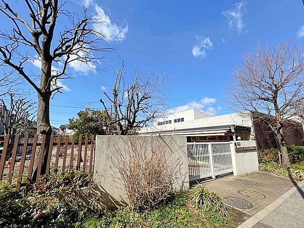 東久留米市立ひばり保育園 徒歩6分。開所時間：平日・土曜日7:00～20:00（延長保育を含む）、定員：110名、入所対象：産休明け保育から就学前まで。 460m
