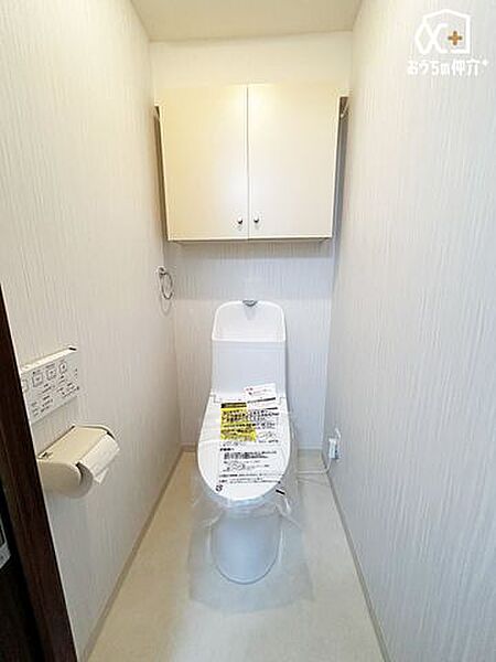 新規交換済みのリモコン式温水洗浄便座トイレ
