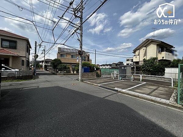 西側接道を含む現地の様子です