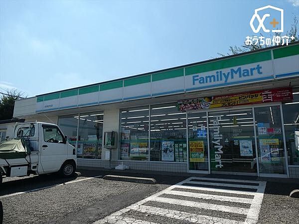 ファミリーマート所沢松が丘店 徒歩6分。24時間営業なので、急なお買い物にも便利です。飲食物や軽い日用品を販売しております。駐車場；有 410m