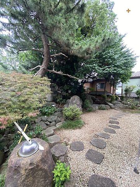 石畳のお手入れの行き届いたお庭です