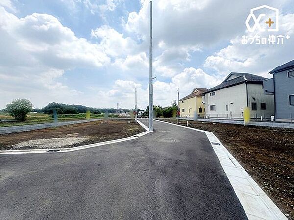 接道は行き止まり道路につき車の通り抜けがなく閑静な住宅地です