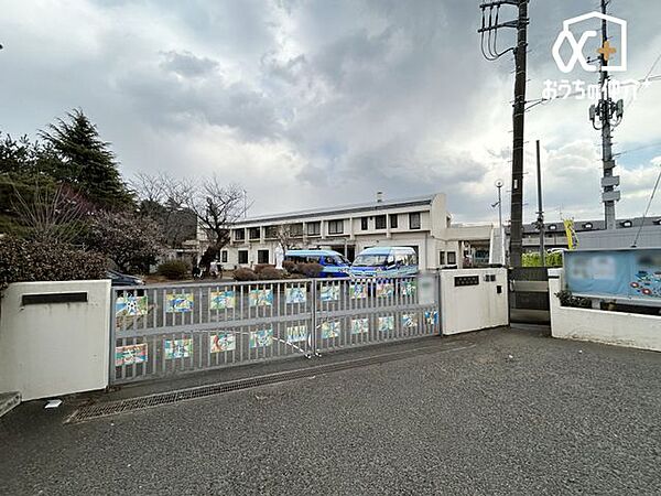 暁星幼稚園 徒歩4分。お友達との遊びの中でいろいろな体験を共有し、たくましく成長していきます。カトリック幼稚園でもあるので、日々のお祈りで神様を身近にも感じます。 270m