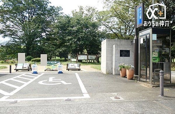都立狭山公園 徒歩12分。多摩湖堰提の西側一帯の都立公園。桜の名所としても知られ2万本の桜がある。またサイクリングロードも完備されている。 940m