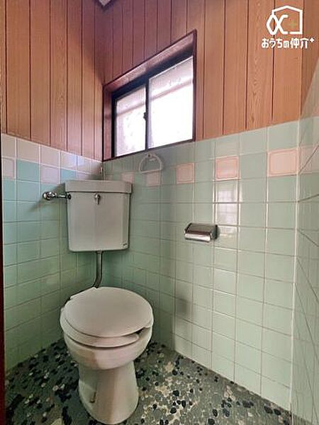 シンプルな内装のスッキリとした1階トイレです