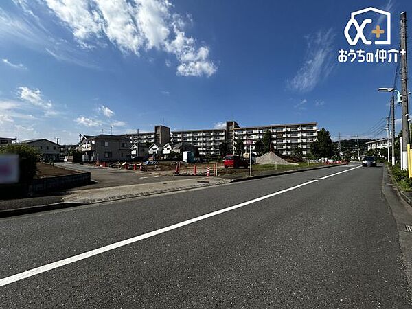 東側接道を含む現地の様子です