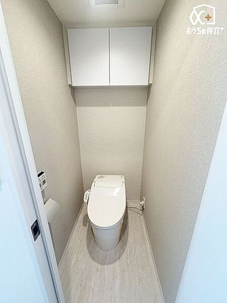 節水型機能搭載、自動開閉、自動洗浄、小物収納完備のタンクレストイレです！