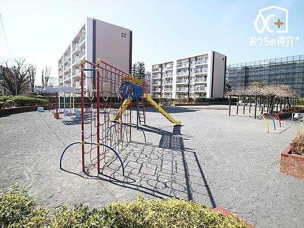 久米川東住宅前児童遊園 徒歩7分。ジャングルジムとすべり台が一体になっているコンビネーション遊具、ブランコ、うんてい、登り棒 520m