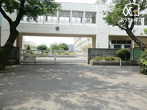 東村山市立東村山第一中学校 徒歩9分。【通学　区】萩山町三丁目（一部） 栄町二丁目（一部）、三丁目6から33 富士見町一丁目、二丁目、三丁目(一部)、五丁目 700m