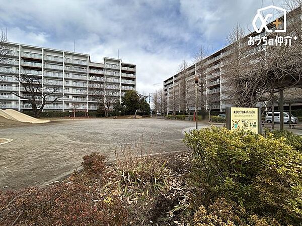 美住町1丁目第4仲よし広場 徒歩12分。ベンチ・藤棚・遊具（ブランコ・すべり台・鉄棒・ジャングルジム・ネットクライム・足つぼウォーク・パラレルハンガー・木製ステップ）・水飲場 920m