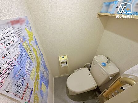 シンプルな内装のスッキリとした温水洗浄便座トイレ