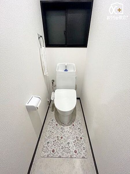 シンプルな内装のスッキリとした1階トイレです。