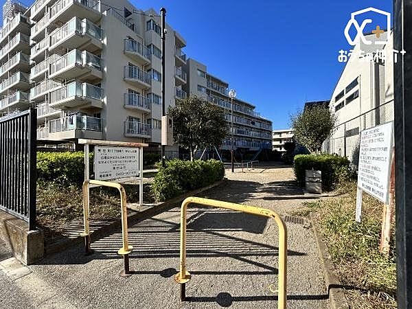 美住町1丁目第1仲よし広場 徒歩5分。ベンチ・パーゴラ・遊具（ブランコ・すべり台・砂場）・水飲場 360m