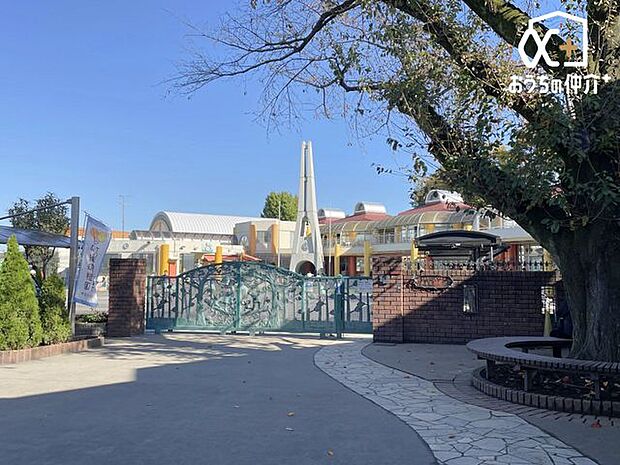 麻の実幼稚園 徒歩11分。【保育時間】9:00-14:00（延長19:00まで） 【定員】240人 【受入年齢】満3歳児から就学未満児 860m