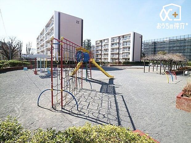 久米川東住宅前児童遊園 徒歩4分。ジャングルジムとすべり台が一体になっているコンビネーション遊具、ブランコ、うんてい、登り棒 270m