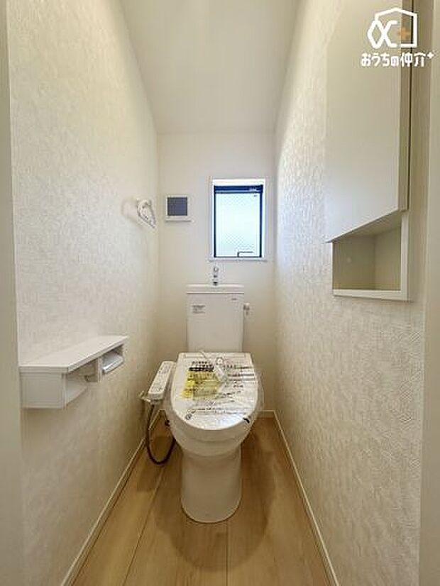 小窓のある2階温水洗浄便座トイレ