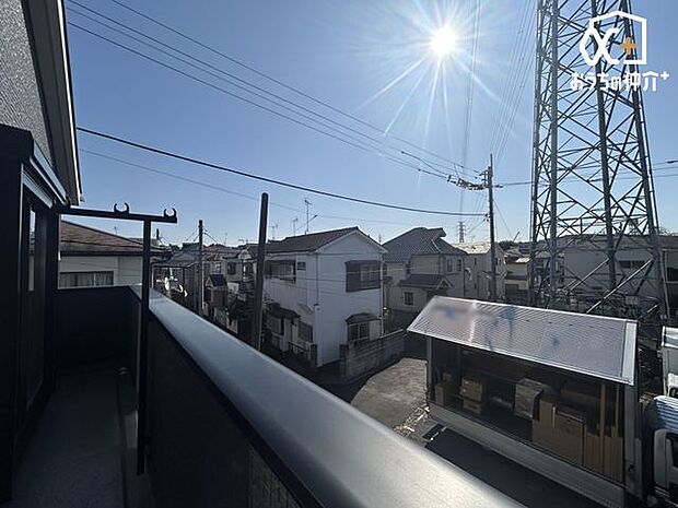 高層マンションの眺望とは違う、戸建てならではの空と街並み。安心感と落ち着きを感じる景色がここに。