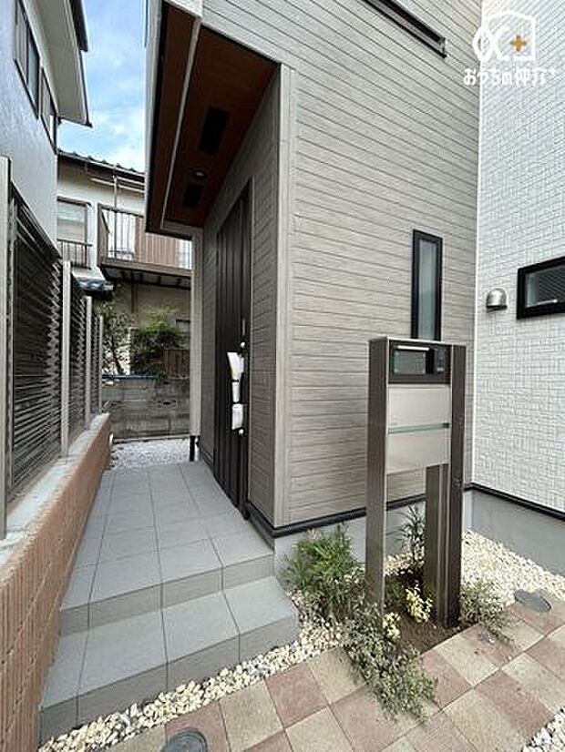 外から見た玄関の様子