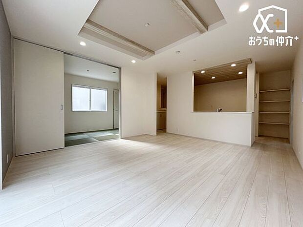 折り上げ天井で開放感あり、18.5帖のリビング