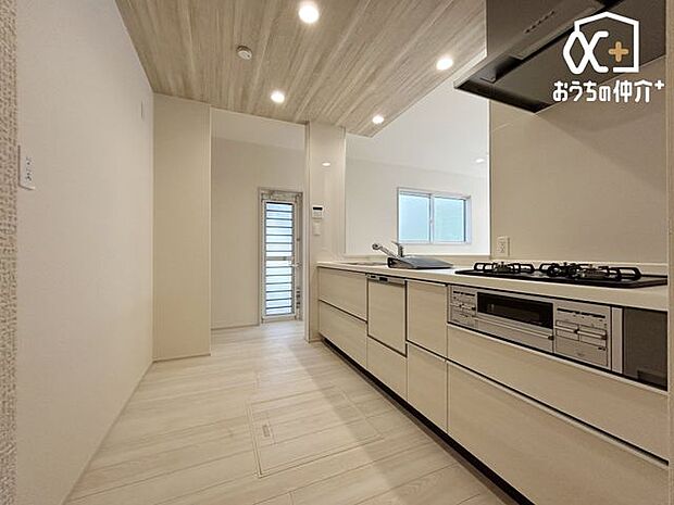 勝手口あり、食洗機付きシステムキッチン！