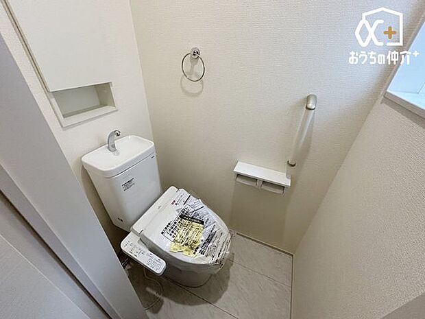 収納棚付きのスッキリとした1階温水洗浄便座トイレ