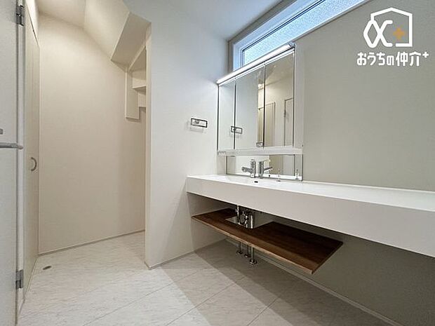 大きな洗面　家族みんなが毎日使う洗面室。忙しい朝には使いやすい洗面で、ステキな一日のスタートをきりましょう。