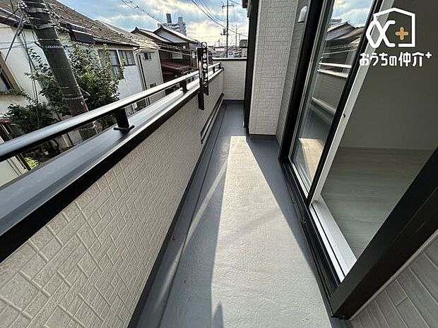 南向き、日当たり良好のバルコニーは2部屋から出入り可能！