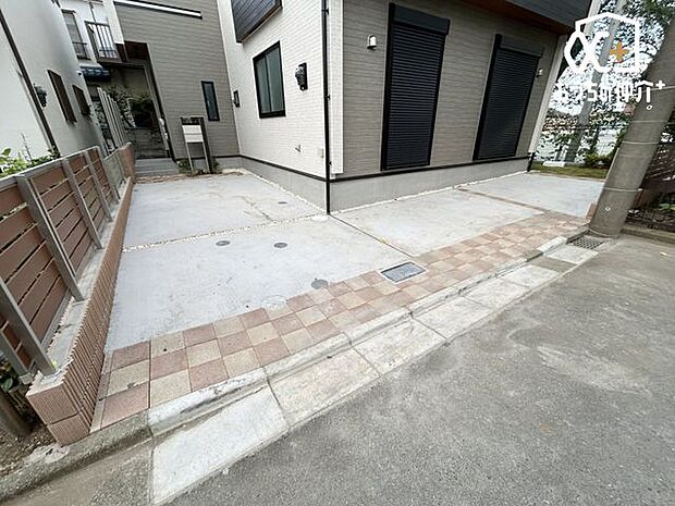 来客時にも安心のカースペースは2台駐車可能！