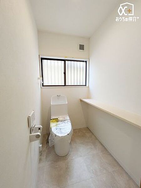 清潔感のあるトイレです。もちろんウォシュレット機能付き