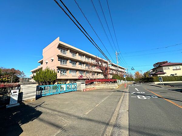 所沢市立椿峰小学校 徒歩3分。西武池袋線小手指駅が最寄りの小学校でございます。ご近所の評判も良いです！ 170m