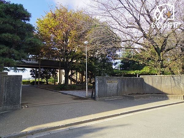 入間市立上藤沢中学校 徒歩17分。【上藤沢中学校】車椅子対応の入り口 1350m