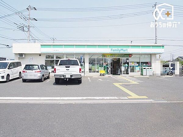 徒歩6分。【ファミリーマート入間下藤沢店】　営業時間 24時間営業　車椅子対応の駐車場・入り口あり 480m
