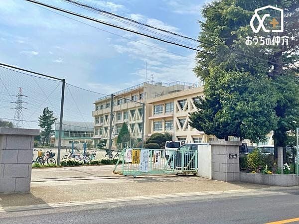 所沢市立西富小学校 徒歩13分。敷地も広く、お子様が伸び伸びと過ごす事が出来ます！ 970m