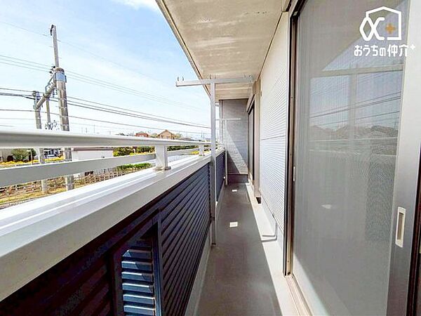 南側のバルコニーの様子です。2部屋から出入り可能な広々としたバルコニー。洗濯物や布団がたくさん干せます。