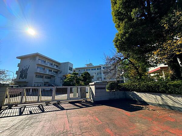 所沢市立北野中学校 徒歩14分。西武池袋線「小手指駅」近くの自然に囲まれた広々とした敷地がある中学校でございます。周辺からの評判も良いです！ 1120m