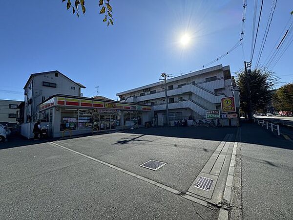 デイリーヤマザキ所沢小手指4丁目店 徒歩5分。24時間営業なので、急なお買い物にも便利です。飲食物や軽い日用品を販売しております。駐車場；有 360m