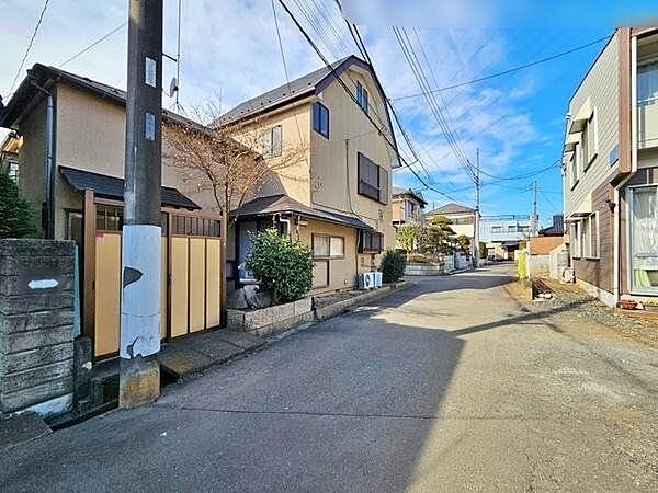 車通りの少ない前面道路