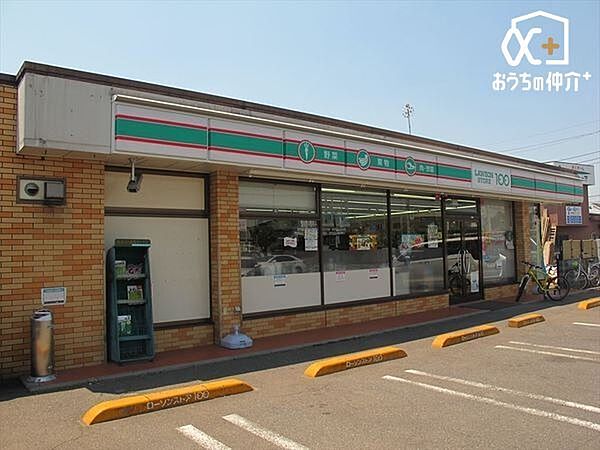徒歩3分。【ローソン100　入間下藤沢店】　営業時間 24時間営業　車椅子対応の駐車場・入り口あり 210m