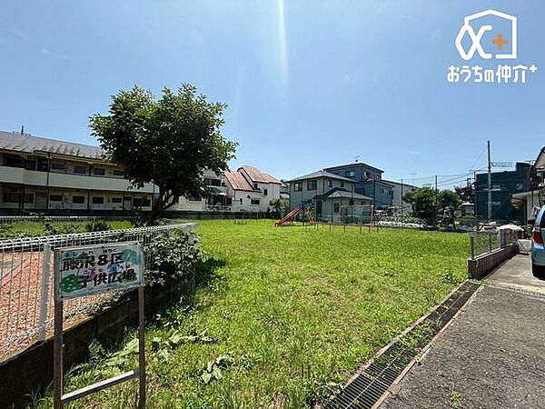 藤沢8区子供広場 徒歩5分。ブランコ、滑り台鉄棒などがある広々とした公園です 350m