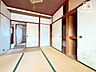 寝室：■ダイニングキッチンに続く和室を開けますと広々空間