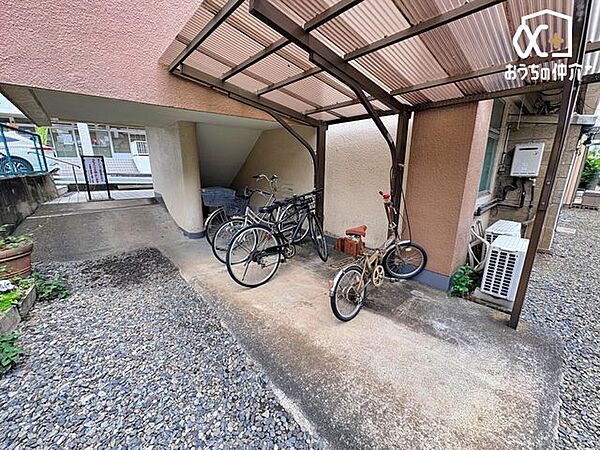■駐輪場は屋根付きで雨から自転車を守ります。