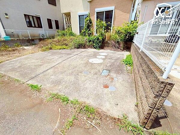 車並列3台駐車可能です。車通り少なくゆったりと駐車可能です。