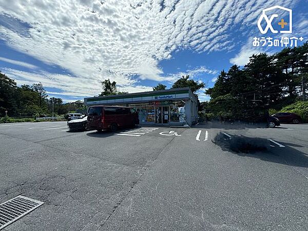 ファミリーマート西武園西店 徒歩15分。24時間営業なので、急なお買い物にも便利です。飲食物や軽い日用品を販売しております。駐車場；有 1180m